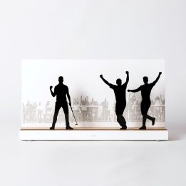 Figure "Golf · Celebration before the crowd", front view