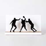 Figure "Handball · Attaquant entre deux défenseurs", vue de face