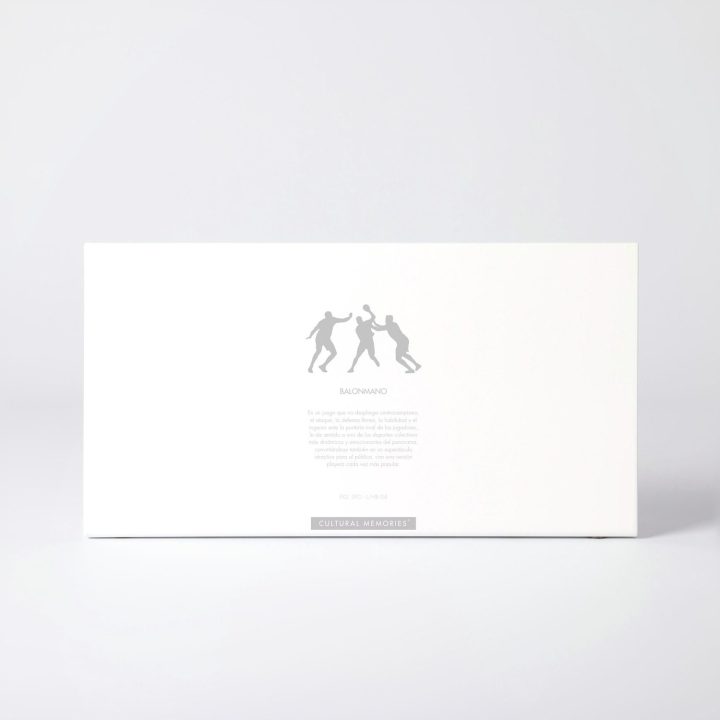 Sleeve of the figure "Handball · Attacker between two defenders" with the text explaining the silhouette