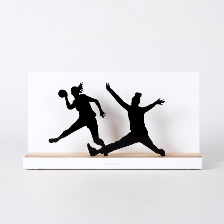 Figure "Handball · Three players, shot at the goalkeeper", front view