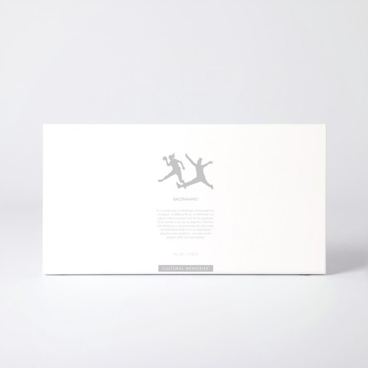 Sleeve of the figure "Handball · Three players, shot at the goalkeeper" with the text explaining the silhouette