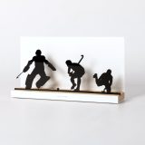 Figura "Hockey hierba · Portero y dos jugadores", vista en perspectiva con su peana de roble