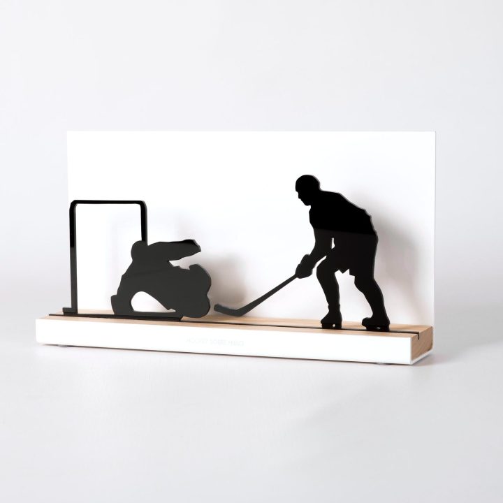 Figure "Hockey sur glace · Tir face au gardien", vue en perspective avec son socle en chêne