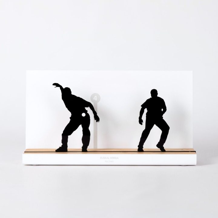 Figura "Pelota vasca · Pareja de pelotaris en guardia", vista de frente