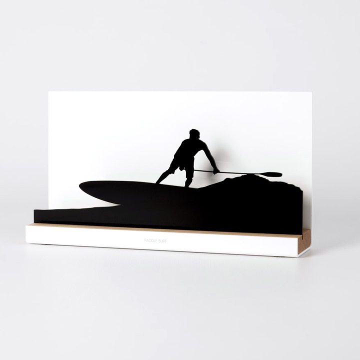 Figura "Paddle surf · Remando en la ola", vista en perspectiva con su peana de roble