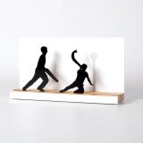 Figure "Remonte · Deux joueurs, l'un au sol", vue en perspective avec son socle en chêne