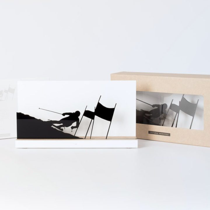 Figure "Skiing · Slalom towards two gates" next to its sleeve and its gift box