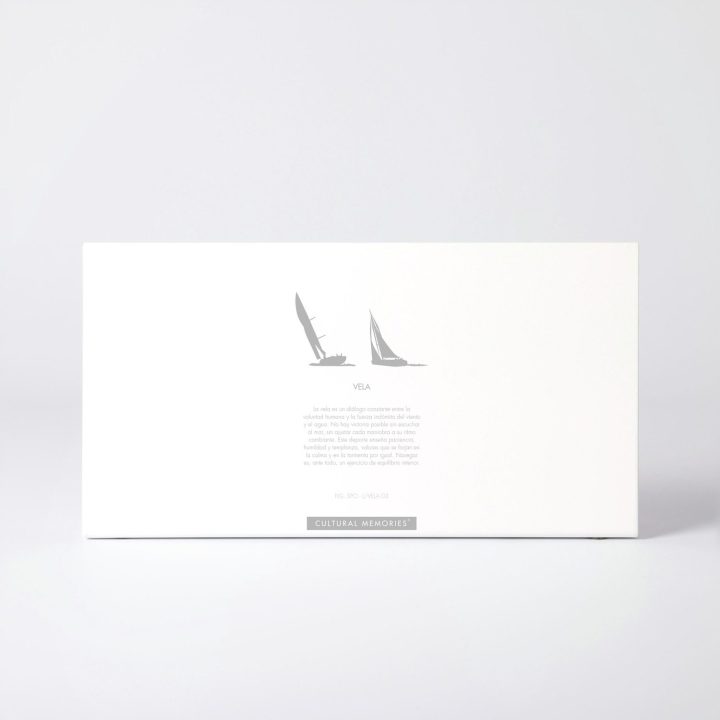 Sleeve of the figure "Sailing · Two racing sailboats" with the text explaining the silhouette
