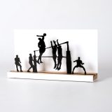 Figure "Volley-ball · Attaque face au double bloc", vue en perspective avec son socle en chêne