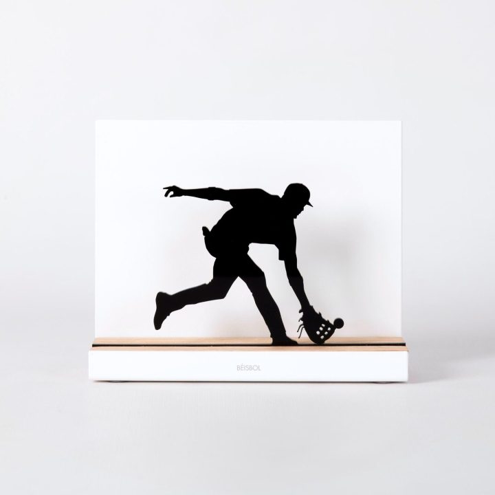 Figure "Baseball · Voltigeur attrapant la balle", vue de face