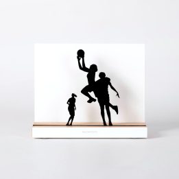 Figure "Basketball · Three players, lay-up against the defence", front view