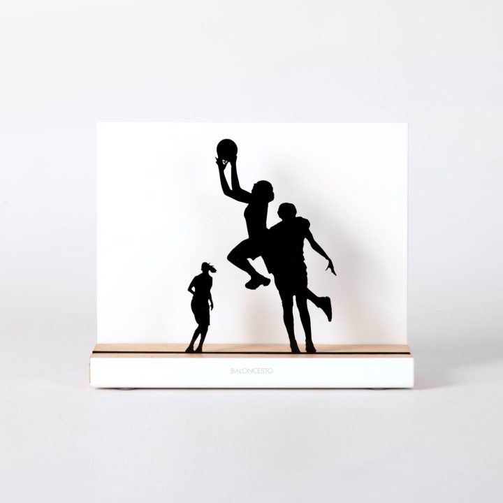 Figure "Basketball · Three players, lay-up against the defence", front view