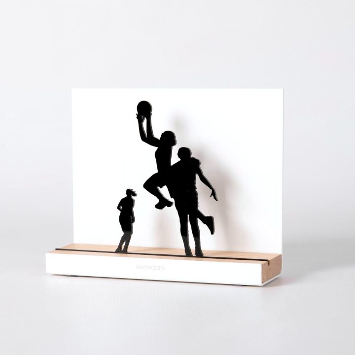 Figure "Basketball · Three players, lay-up against the defence", angled view showing its oak base