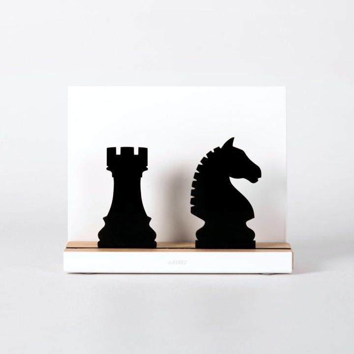Figura "Ajedrez · Torre y caballo", vista de frente