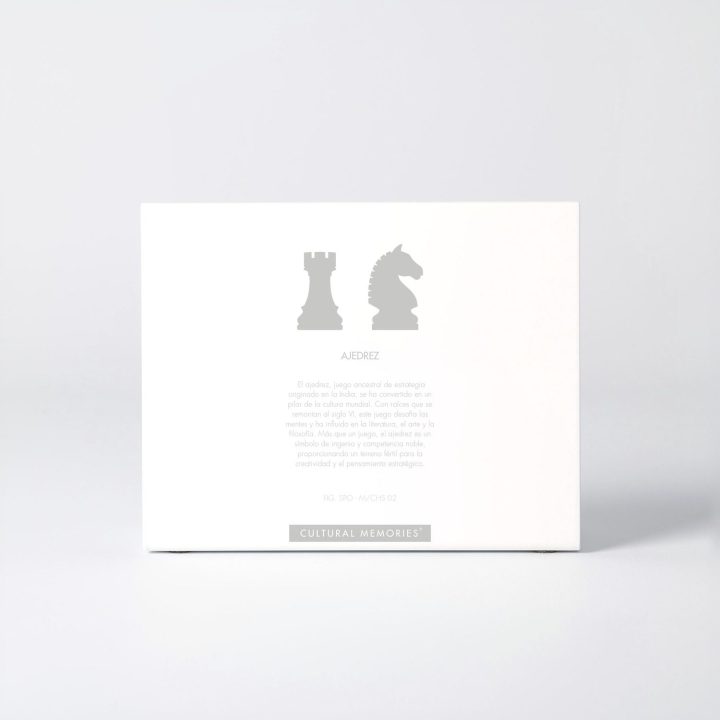 Coffret de la figure "Échecs · Tour et cavalier" avec le texte qui explique la silhouette