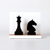 Figura "Ajedrez · Dama y caballo", vista de frente
