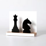 Figura "Ajedrez · Dama y caballo", vista en perspectiva con su peana de roble