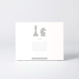 Coffret de la figure "Échecs · Dame et cavalier" avec le texte qui explique la silhouette