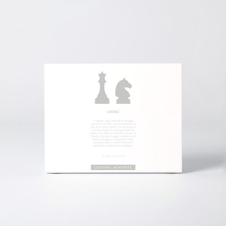 Sleeve of the figure "Chess · Queen and knight" with the text explaining the silhouette