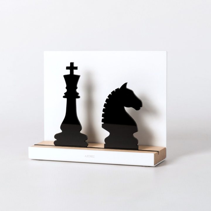Figure "Échecs · Roi et cavalier", vue en perspective avec son socle en chêne