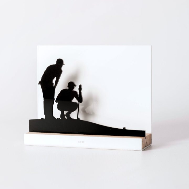Figure "Golf · Lecture du green", vue en perspective avec son socle en chêne