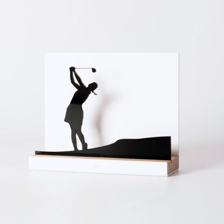 Figure "Golf · Joueuse sur le fairway", vue en perspective avec son socle en chêne