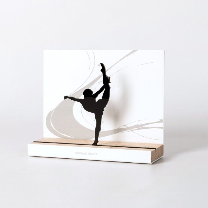 Figura "Gimnasia rítmica · Split de pie", vista en perspectiva con su peana de roble