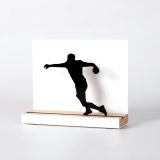 Figure "Handball · Tir en appui", vue en perspective avec son socle en chêne