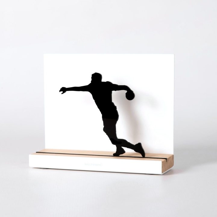 Figure "Handball · Tir en appui", vue en perspective avec son socle en chêne