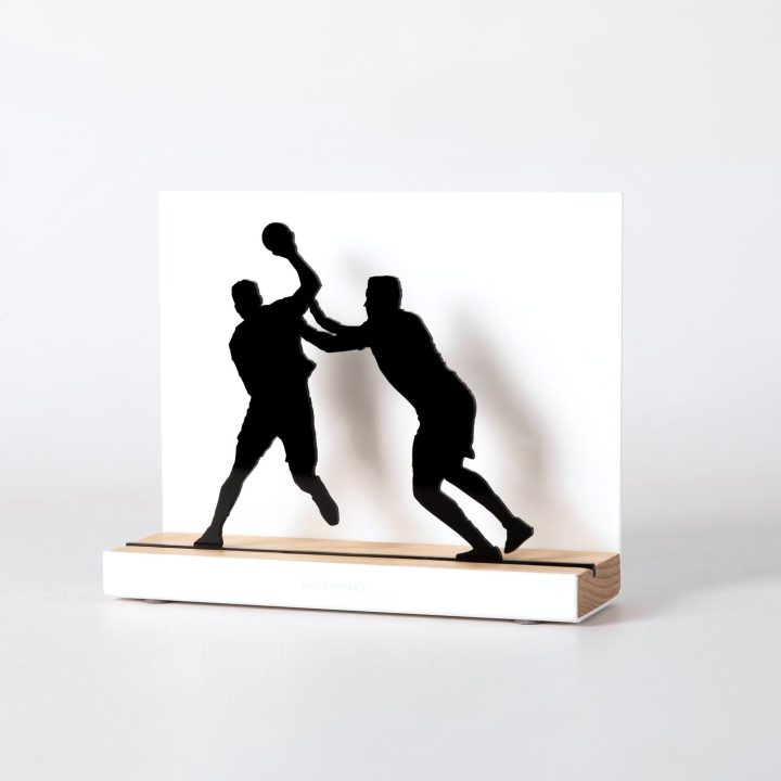 Figure "Handball · Attaquant retenu", vue en perspective avec son socle en chêne