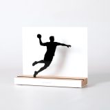 Figure "Handball · Tir en suspension masculin", vue en perspective avec son socle en chêne
