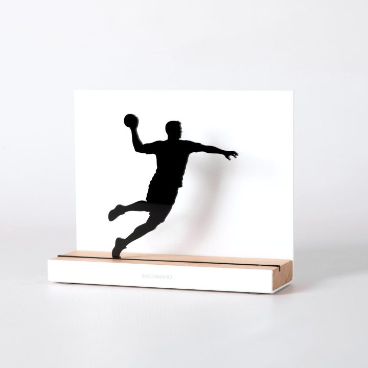 Figure "Handball · Tir en suspension masculin", vue en perspective avec son socle en chêne
