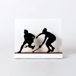 Figure "Hockey sur gazon · Duel de joueuses", vue de face