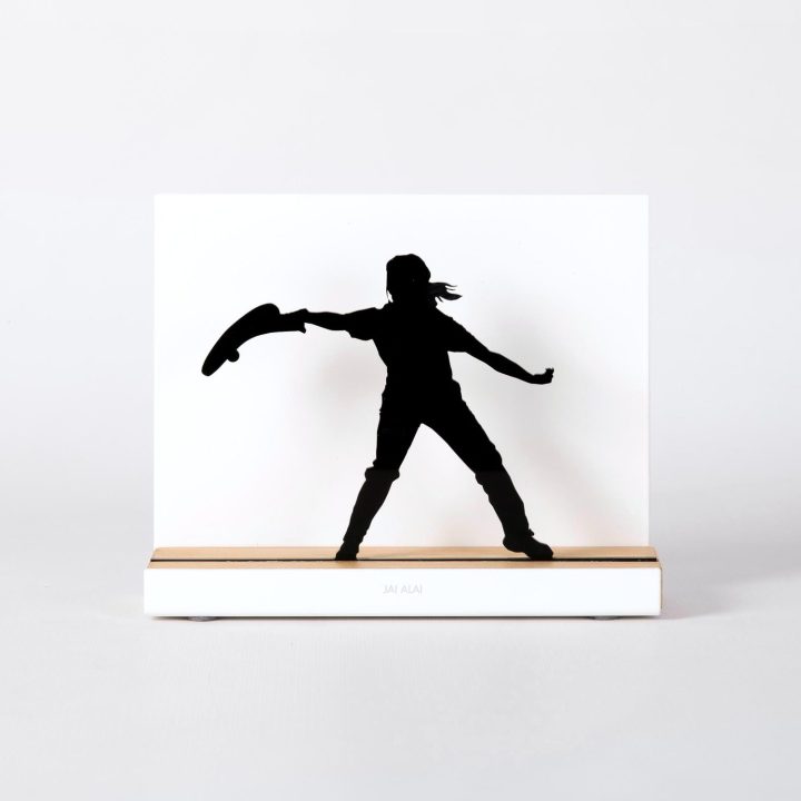 Figura "Jai alai · Jugadora lanzando con cesta", vista de frente