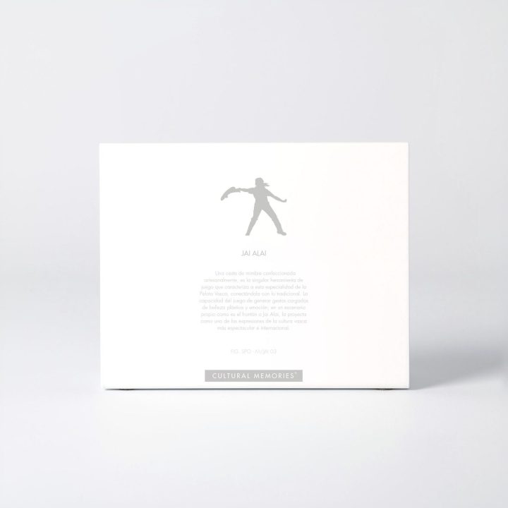 Sleeve of the figure "Jai alai · Woman player throwing with the cesta" with the text explaining the silhouette