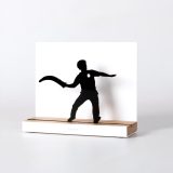 Figure "Remonte · Lancer à la chistera", vue en perspective avec son socle en chêne