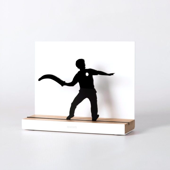 Figure "Remonte · Throw with the cesta", angled view showing its oak base