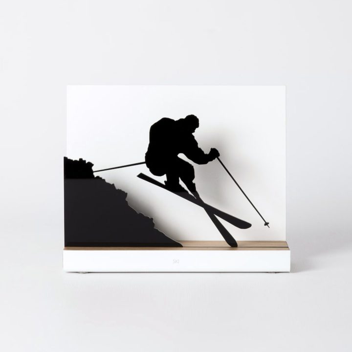 Figure "Ski · Saut depuis les rochers", vue de face