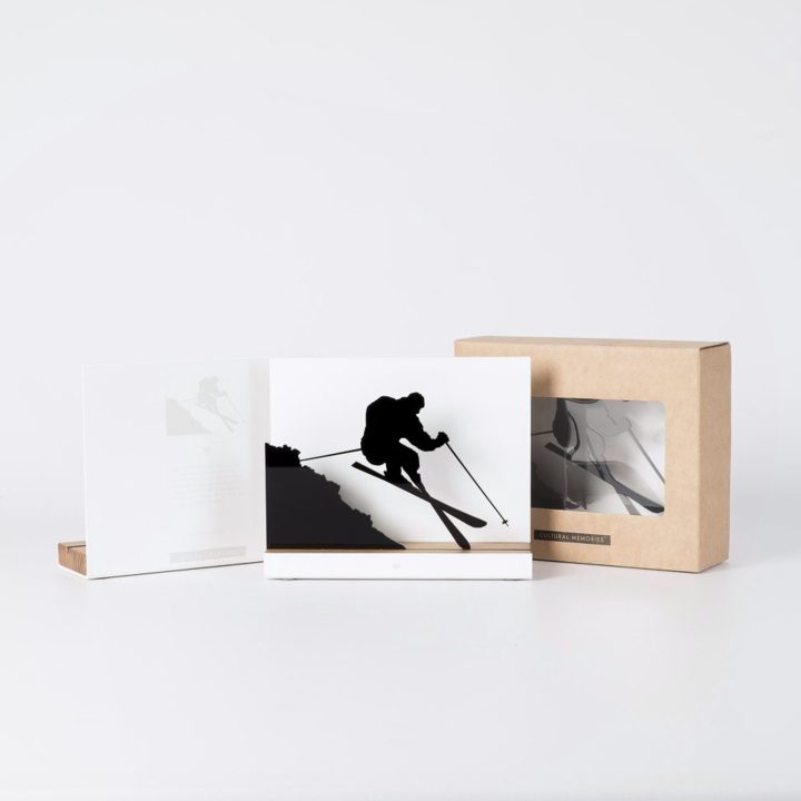 Figure "Skiing · Jump off the rocks" next to its sleeve and its gift box