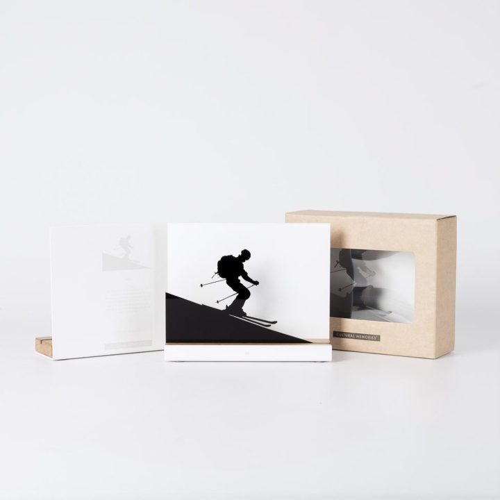Figure "Ski · Descente de la pente" à côté de son coffret et de sa boîte cadeau