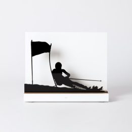 Figure "Skiing · Slalom grazing the snow", front view