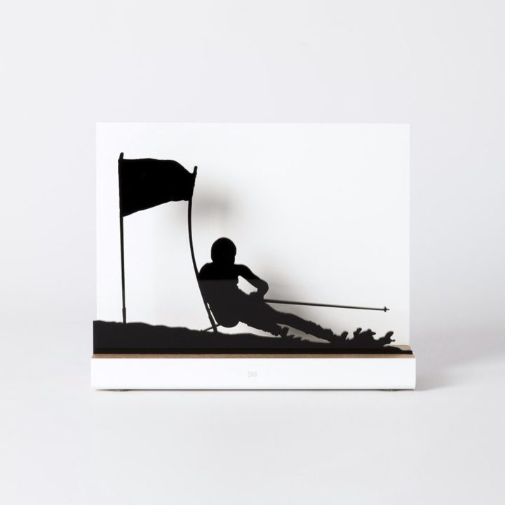 Figure "Skiing · Slalom grazing the snow", front view