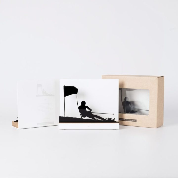 Figure "Skiing · Slalom grazing the snow" next to its sleeve and its gift box