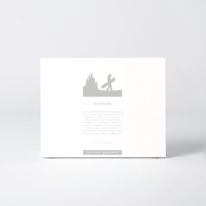 Sleeve of the figure "Snowboard · Board in hand among the pines" with the text explaining the silhouette