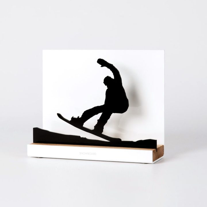 Figure "Snowboard · Carving sur les talons", vue en perspective avec son socle en chêne