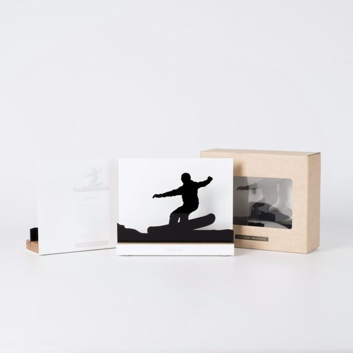 Figura "Snowboard · Descenso por la ladera" junto a su estuche y su caja de regalo