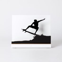 Figure "Surf · Aérien au-dessus de la vague", vue de face