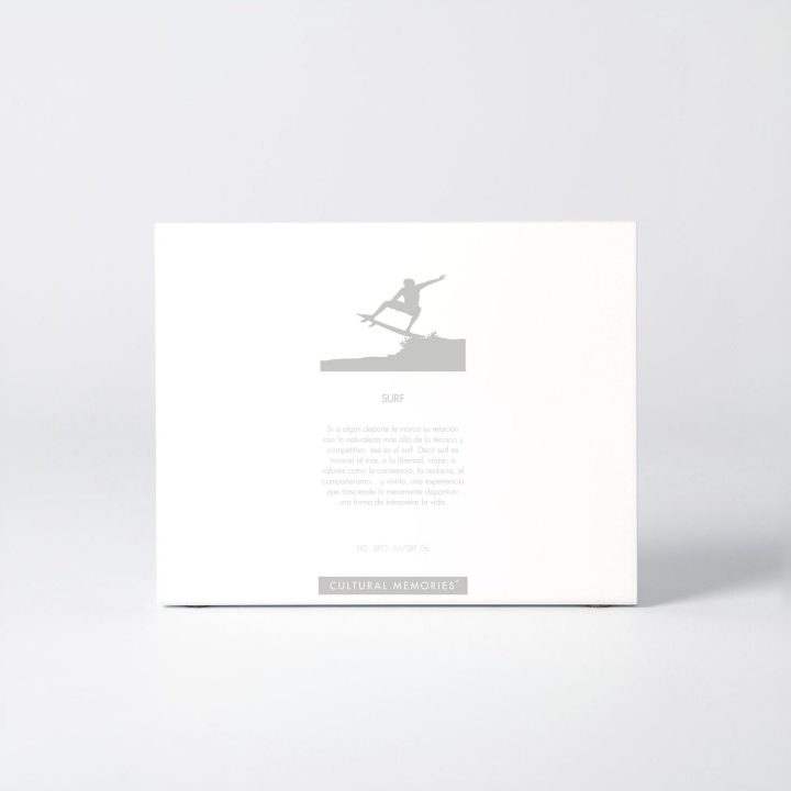 Sleeve of the figure "Surfing · Air reverse" with the text explaining the silhouette