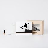 Figure "Surfing · Air reverse" next to its sleeve and its gift box