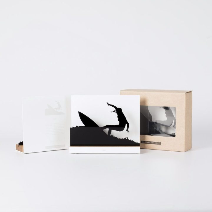 Figure "Surfing · Re-entry snap" next to its sleeve and its gift box